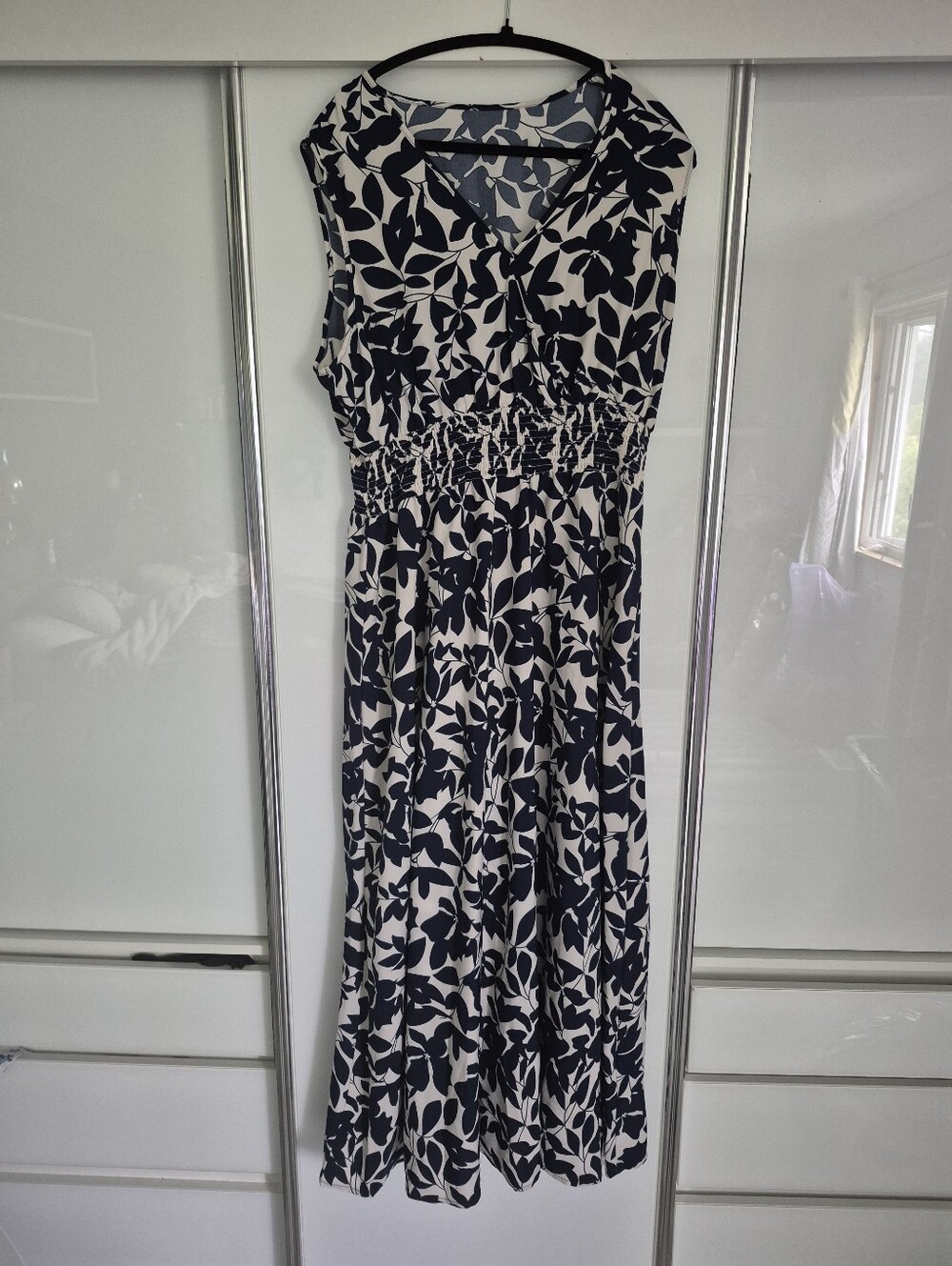 Sleeveless Black & White Leaf Print Maxi Dress